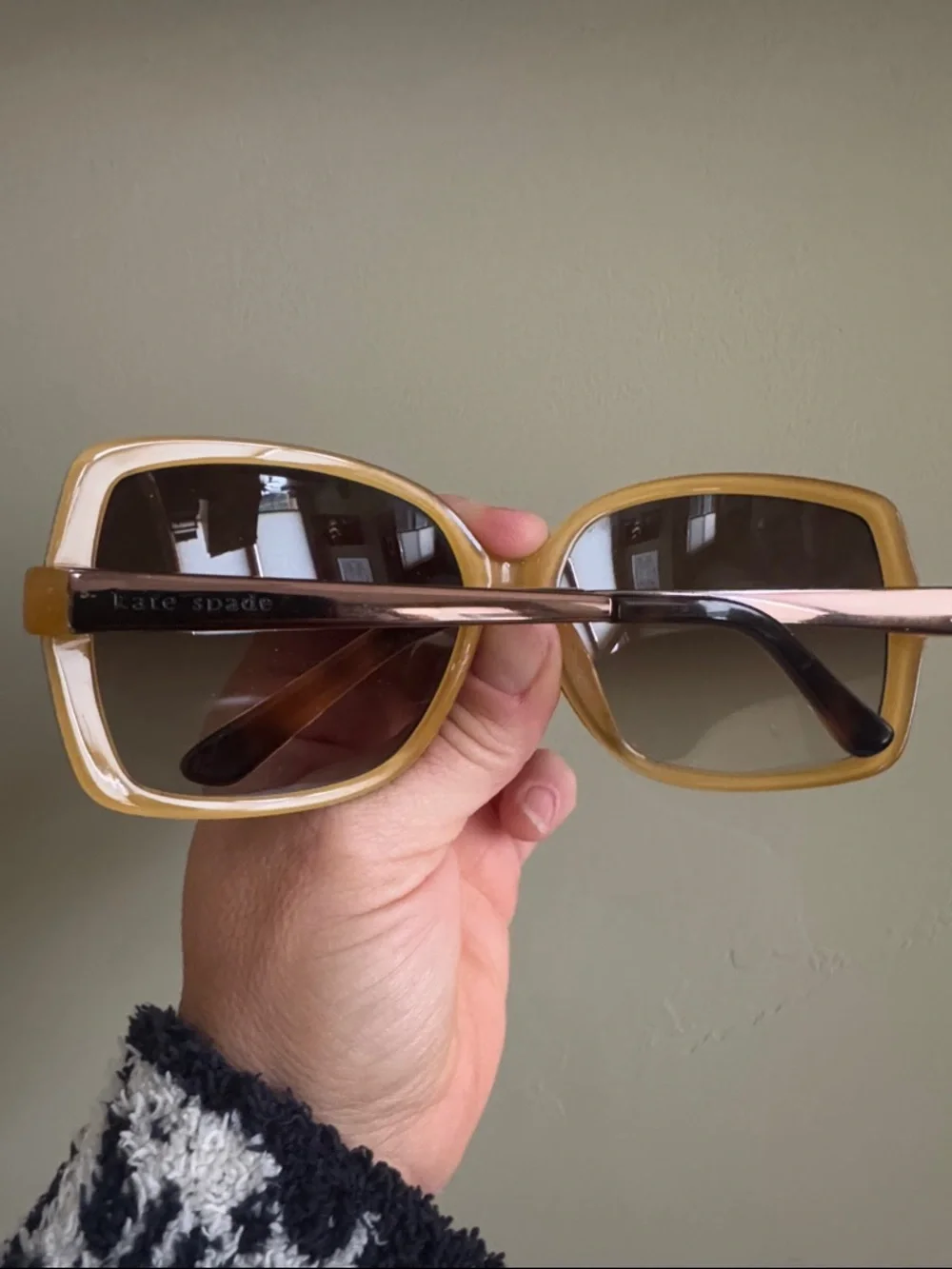 kate spade Oversized Tortoiseshell Sunglasses - Brown Gradient Lenses - Picture 5 of 6